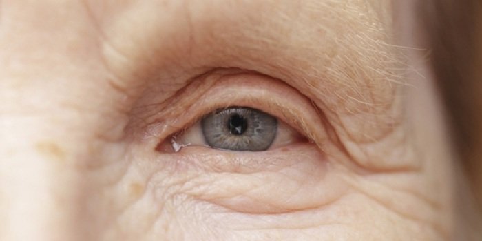 nenek ajaib ini sembuhkan pasien pasiennya dengan menjilati bola mata mereka