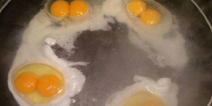 wanita inggris masak empat telur seluruhnya berkuning ganda