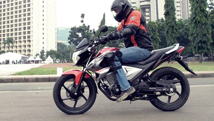 mengendarai sepeda motor