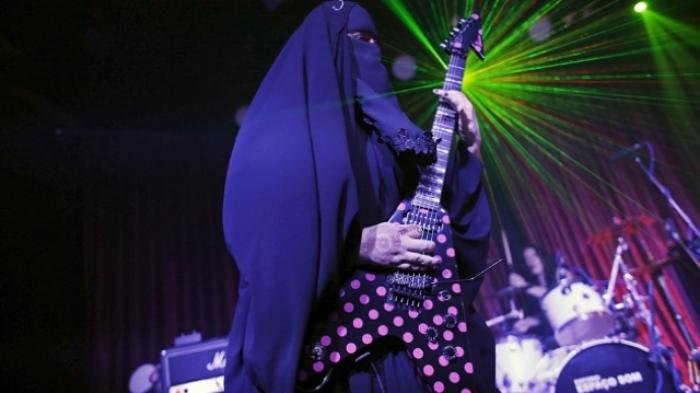 muslimah bercadar main gitar metal 20150923 203632