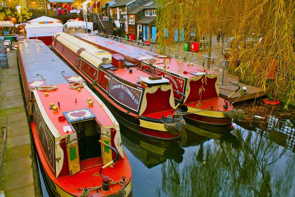 Садики у барж на Риджент с канале. Canal Market London. Stanhope place outdoors London.