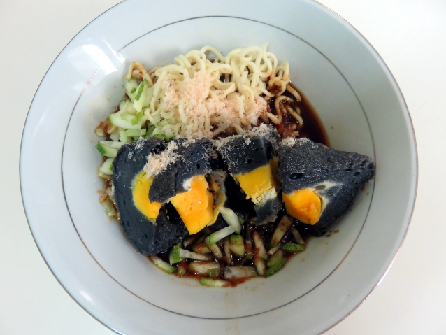 Pempek Hitam Indonesia (food.detik.com)