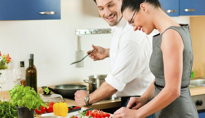 masak bareng pacar (http://thinkstockphotos.com/)