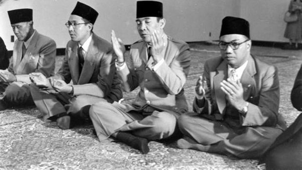 Bung Karno berdoa (Detik)