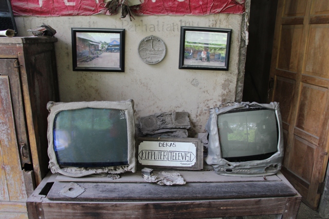 Komputer dan televisi yang terkena erupsi merapi (yukjalanyuk.wordpress.com)