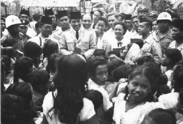 Sukarno bersama anak-anak (Kaskus)