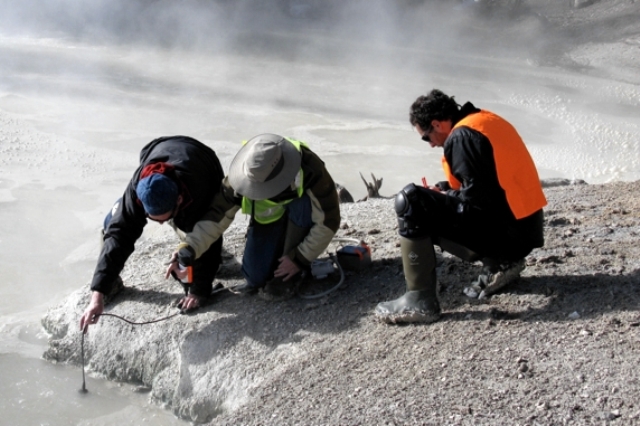 Mahasiswa Geologi dan Geofisika sedang melakukan penelitian (www.uwyo.edu)