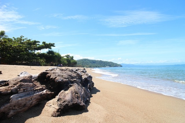 Pantai Lalos di Siang Hari (nationalgeographic.co.id)