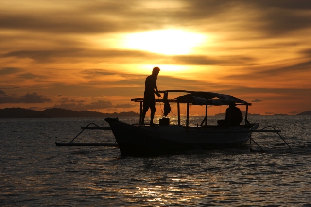 Perahu Nelayan di Pantai Lalos (www.travelmatekamu.com)