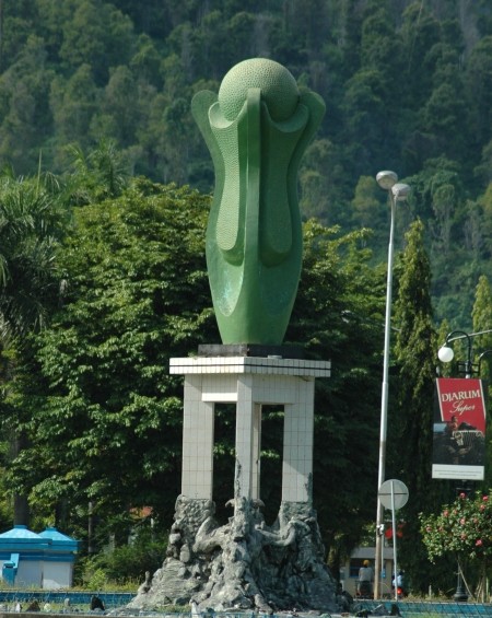 Tugu Cengkeh di Toli-toli (telukpalu.com)