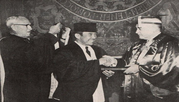 Sukarno receiving Doctoris Honora Causa from Grayson Kirk Columbia University Presiden Soekarno di Amerika Serikat p26