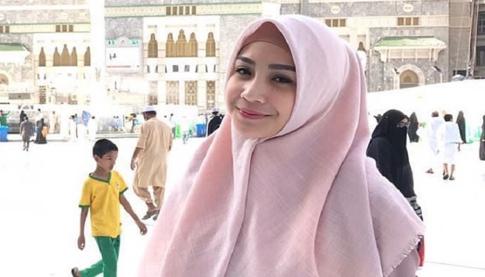 Cantiknya Nagita Slavina Berhijab dan Selfie di Depan Kabah