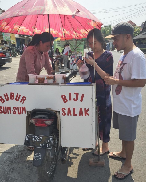 Tak Selalu Mewah 5 Seleb Ini Enjoy Makan Di Pinggir Jalan