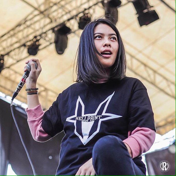 Tampil Garang, 5 Vokalis Band Indie Ini Ternyata Berparas Cantik