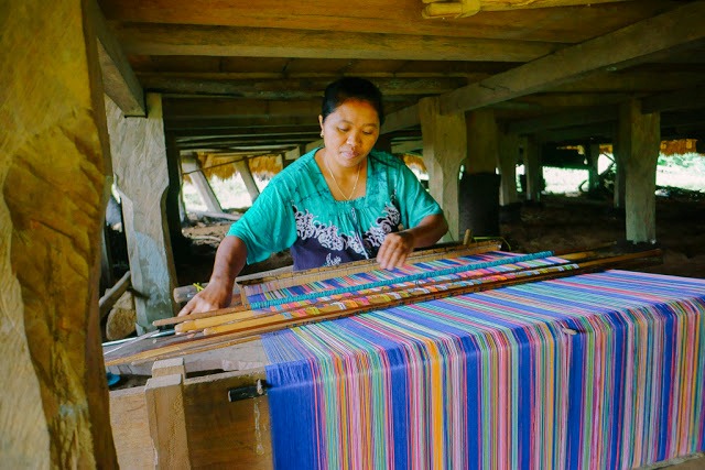 Tenun Kain Cura di Wae Rebo www.iqbalkautsar.com Mengenal Lebih Dekat Desa Wae Rebo NTT, Keindahannya Jadi Berita Dunia