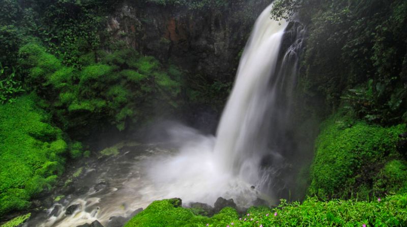 misteri di balik kehadiran air terjun telun berasap aFkN75qPf1 5 Destinasi Wisata Indonesia Untuk Kamu yang Suka Petualangan