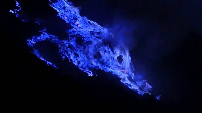 Api biru di Kawah Ijen Famous 5 Fenomena Alam Unik di Tempat Wisata Ini Cuma Ada di Indonesia