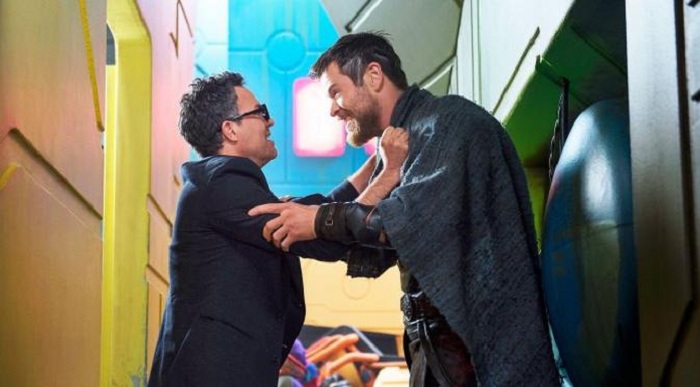 Bruce Banner dan Thor Entertainmentweekly 5 Momen Paling Kocak dalam Film Thor: Ragnarok