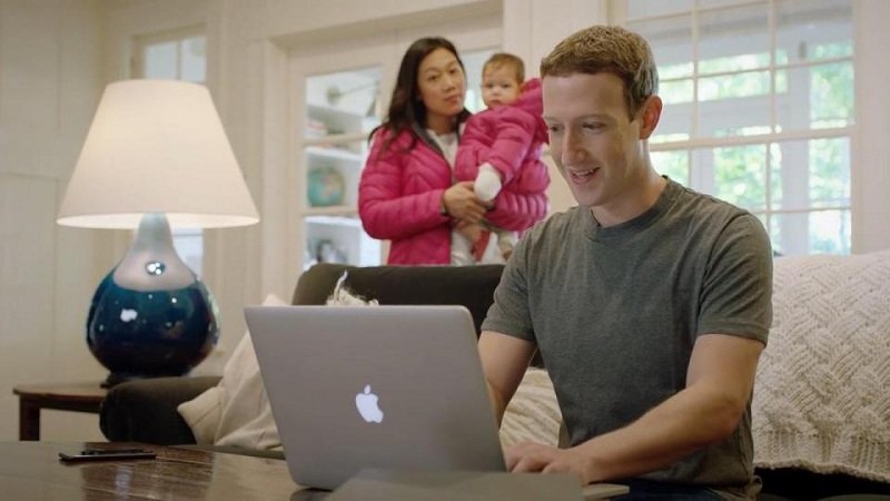 Mark Zuckerberg bersama istri dan anaknya Thesun
