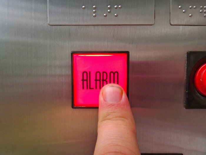 Tombol alarm di lift Wikimedia