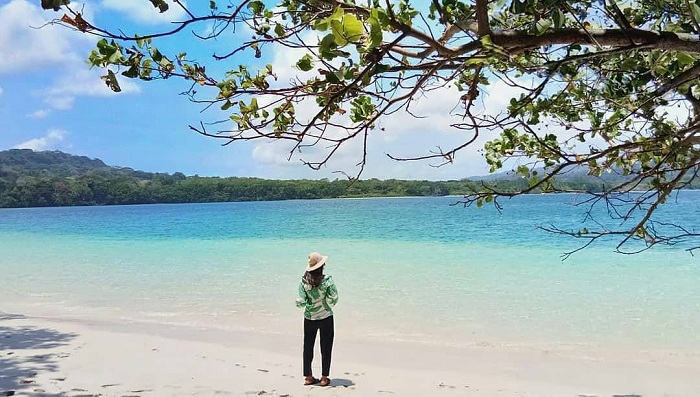 Pulau Peucang Instagram 5 Pantai Tersembunyi dengan Pemandangan Memukau yang Ada di Indonesia, Bikin Hati Tenang