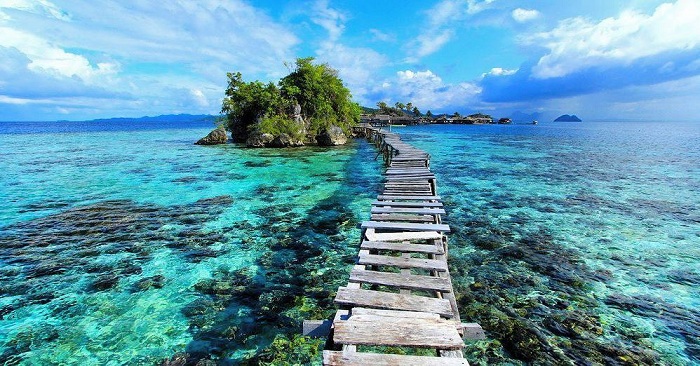 Tomini Bay Instagram 5 Pantai Tersembunyi dengan Pemandangan Memukau yang Ada di Indonesia, Bikin Hati Tenang