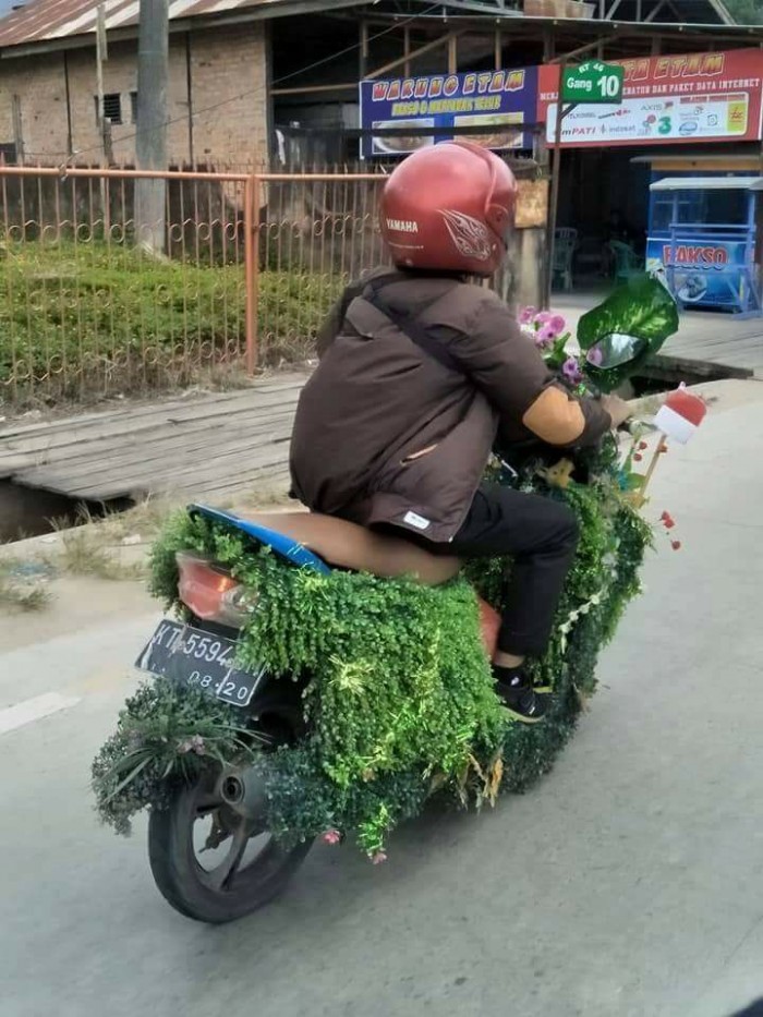 1523937002 pengendara motor kocak Cuma di Indonesia, Ini Kelakuan Kocak Para Pengendara Motor, Ada yang Sampai Masuk Mini Market!