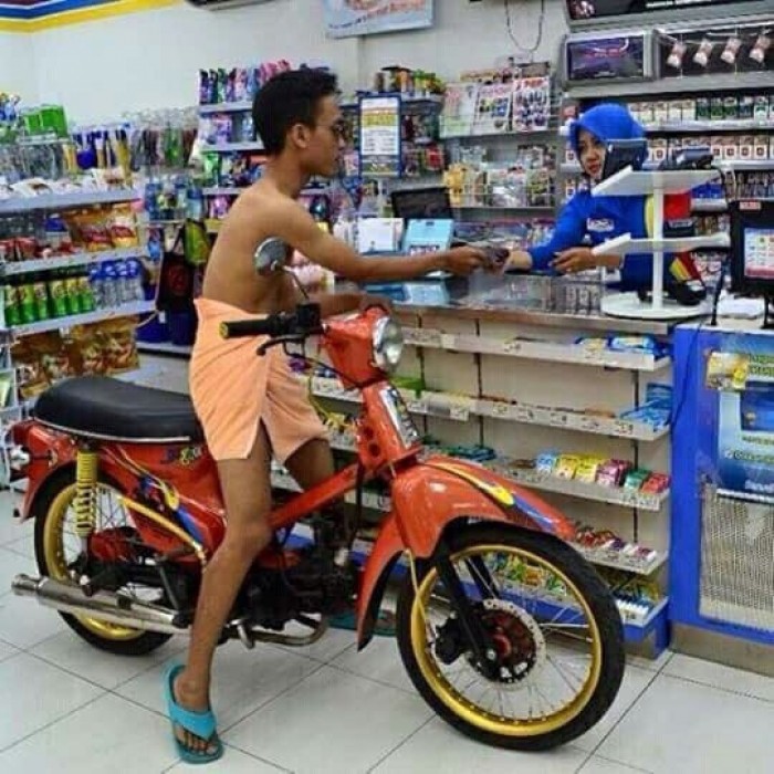 1523937058 pengendara motor kocak Cuma di Indonesia, Ini Kelakuan Kocak Para Pengendara Motor, Ada yang Sampai Masuk Mini Market!