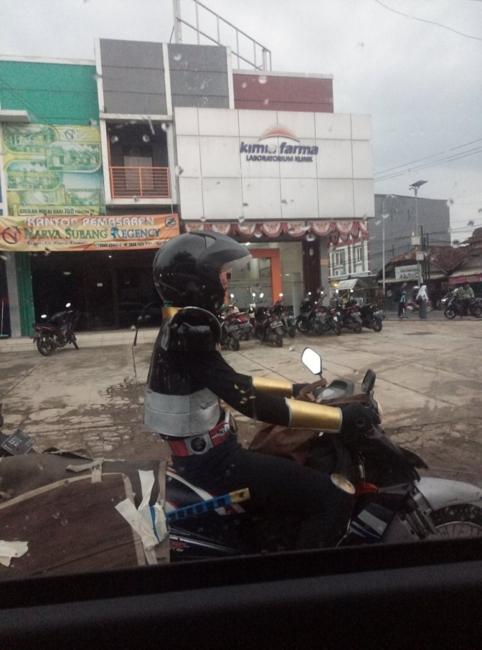 1523937087 pengendara motor kocak Cuma di Indonesia, Ini Kelakuan Kocak Para Pengendara Motor, Ada yang Sampai Masuk Mini Market!