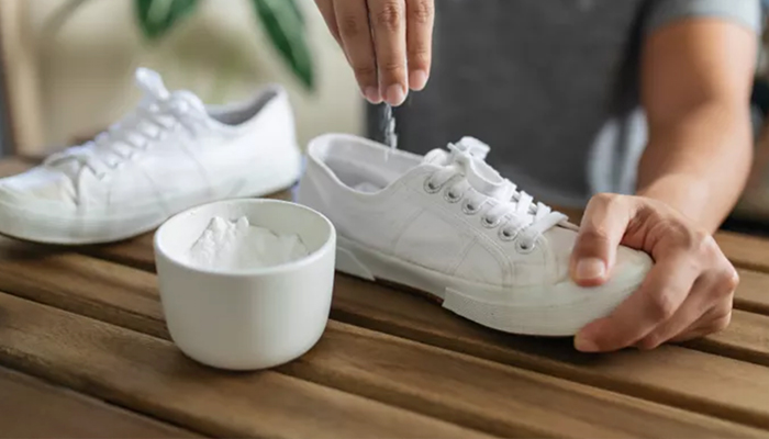 dalam sepatu sneakers jadiberitacom Cara mencuci Sneakers dengan alat sederhana yang ada dirumah kamu