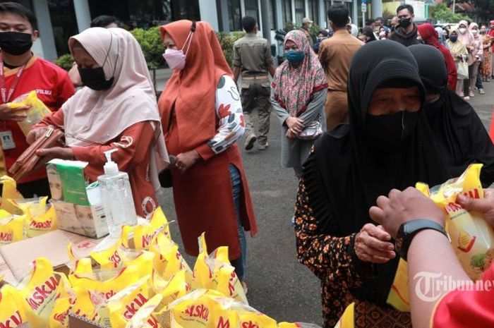 foto cover antri minyakjpg 20220225011318 BLT Minyak Goreng Rp300rb Cair Bulan Puasa, Cek Nama Anda di Sini