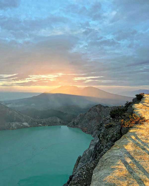 354467102 1497989807403131 362247792141267341 n Tempat Wisata Kawah Ijen: Pemandangan Danau Terindah dari Atas Awan