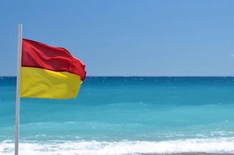 red over yellow beach flag large Jangan Disepelekan, Ini Arti Warna Bendera yang Kamu Lihat di Pantai