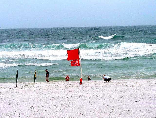 warna merah dobel Jangan Disepelekan, Ini Arti Warna Bendera yang Kamu Lihat di Pantai