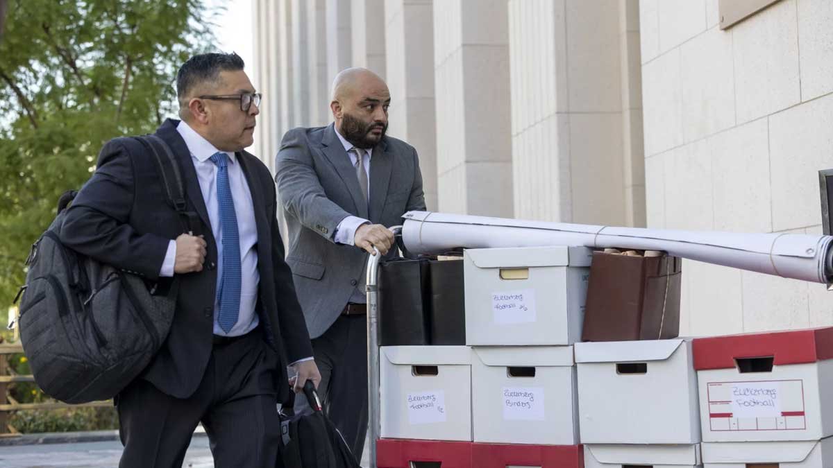 Berkas berkas dibawa ke dalam Pengadilan Tinggi Los Angeles pada 18 Februari 2026 Meta Digugat soal Anak di Instagram, Ini Fakta Sidangnya